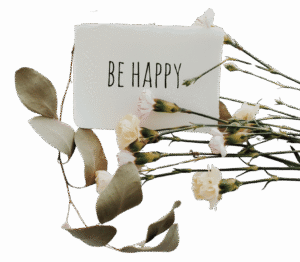 Kaartje met de tekst Be happy tussen droogbloemen
