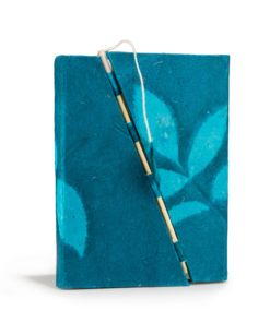 Lokta Bold Floral Bamboo Lock Notebook – Medium (15x12cm) – 45 Bladen – Nachtblauw