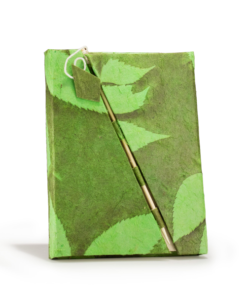 Lokta Bold Floral Bamboo Lock Notebook – Medium (15x12cm) – 45 Bladen – Mosgroen