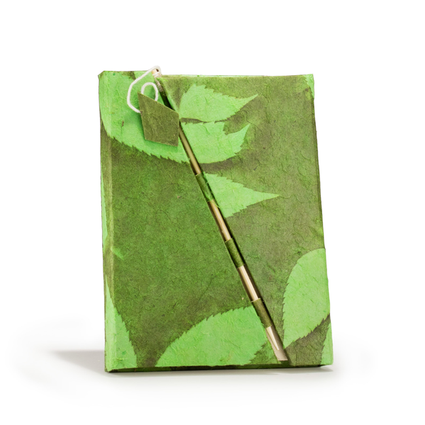 Lokta Bold Floral Bamboo Lock Notebook – Medium (15x12cm) – 45 Bladen – Mosgroen