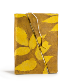 Lokta Bold Floral Bamboo Lock Notebook – Medium (15x12cm) – 45 Bladen – Mosterdbruin