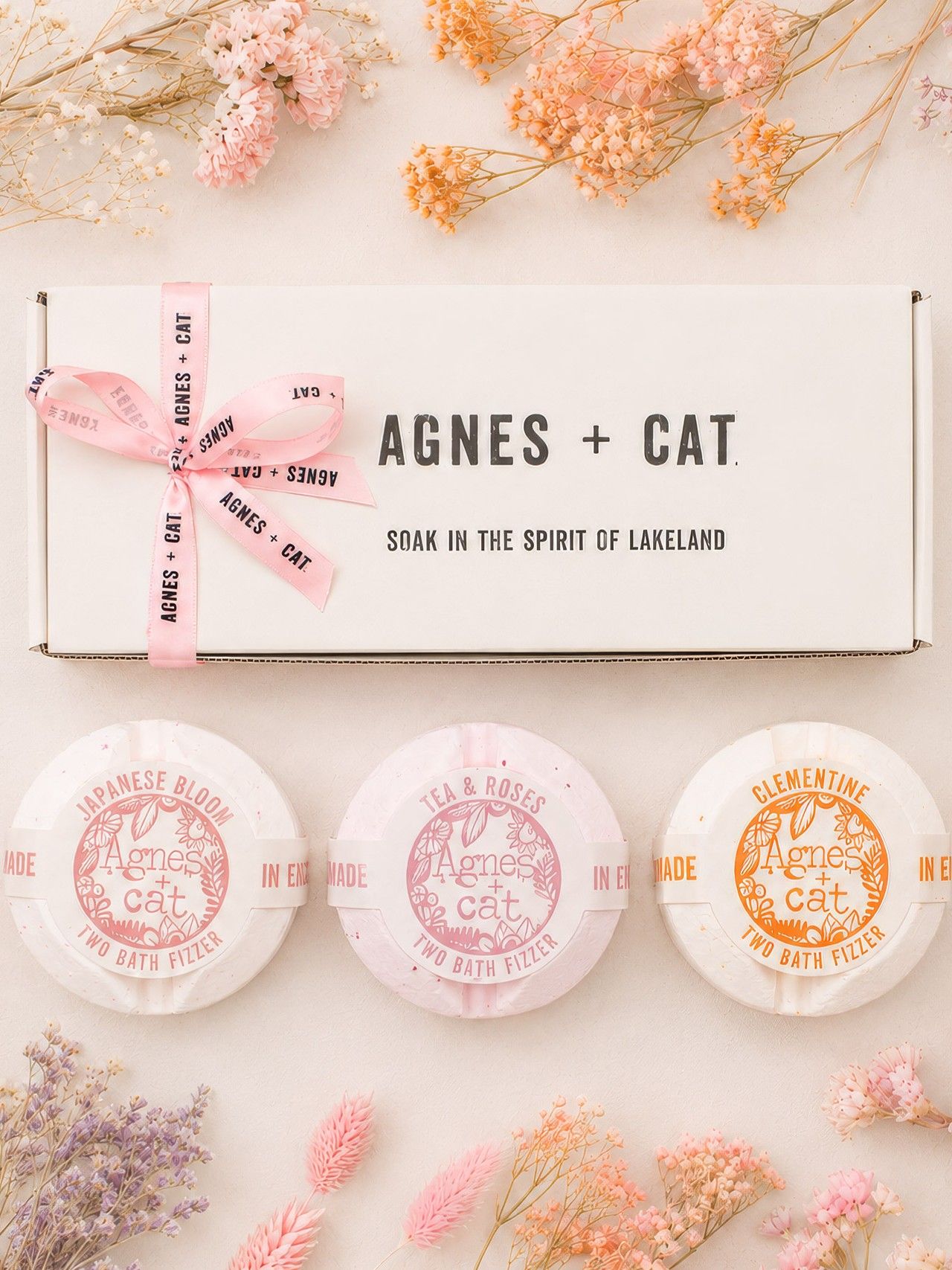 Agnes + Cat cadeaudoos met drie bad fizzers tussen gedroogde bloemen